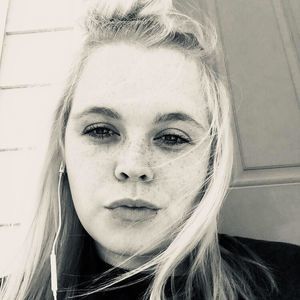 Meet your Posher, Qüêéñ Čołbÿ